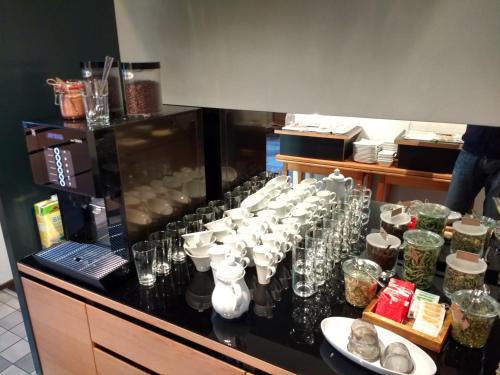 een toonbank met een hoop glazen erop bij Biohotel-Restaurant Rose in Hayingen