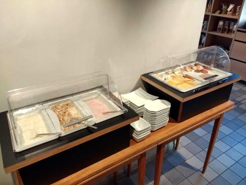 twee buffettafels met schalen vol eten erop bij Biohotel-Restaurant Rose in Hayingen