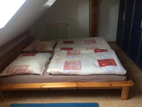 ein Bett mit einem Holzrahmen in einem Zimmer in der Unterkunft Lunitz 20 in Görlitz
