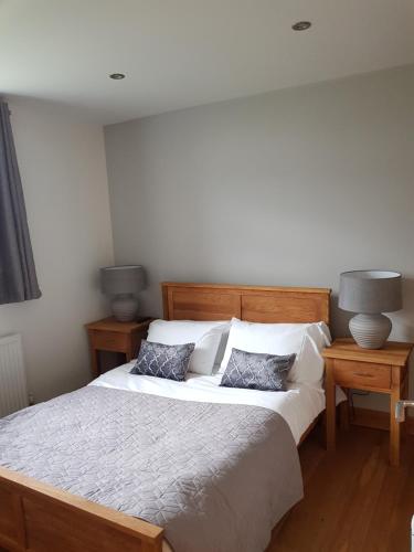 ein Schlafzimmer mit einem großen Bett mit zwei Kissen in der Unterkunft The Studio in Ingoldmells