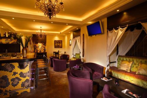 Lounge o bar area sa Hotel Boutique Santa Lucia