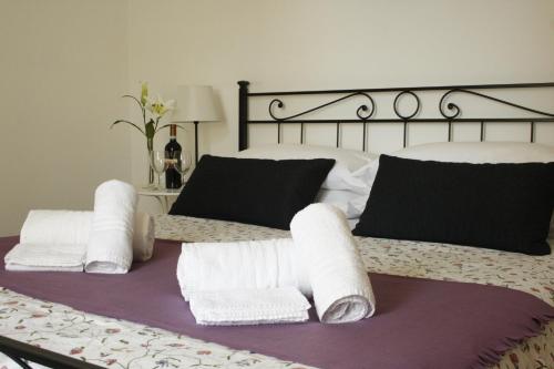 ein Schlafzimmer mit zwei Betten mit Handtüchern darauf in der Unterkunft St. John Villa in Rom