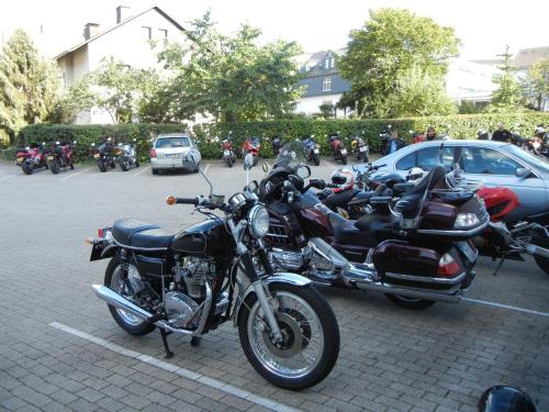 a row of motorcycles parked in a parking lot at Hotel Bigger Hof - Wirtshaus Platzhirsch am Jahnplatz in Olsberg