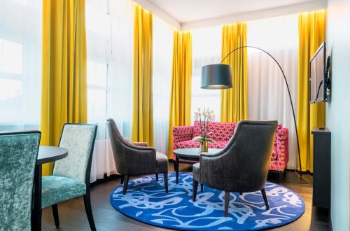 ベルゲンにあるトーン ホテル ベルゲン エアポートのリビングルーム(椅子、テーブル、ソファ付)