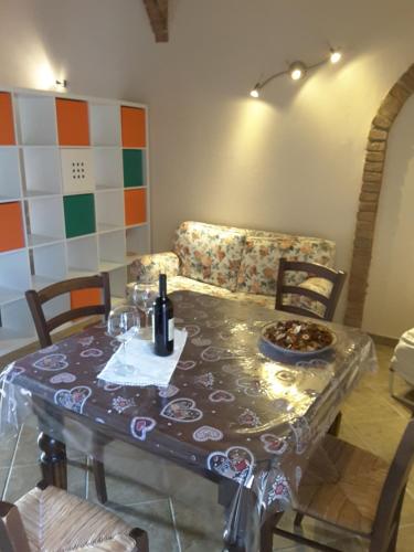 リパルベッラにあるLa Steccaiaのソファ付きテーブル、ワイングラス付きテーブル