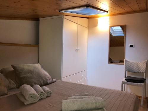 une chambre avec un lit avec des serviettes dessus dans l'établissement Terrace99, à Rome