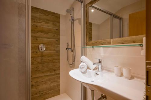 W łazience znajduje się umywalka i prysznic. w obiekcie Walchenhof w Mayrhofen