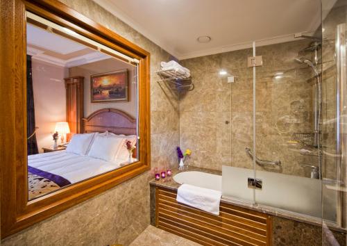 Ett badrum på GLK PREMIER Acropol Suites & Spa