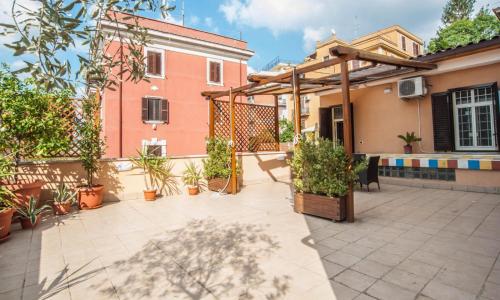 einen Innenhof mit Topfpflanzen in einem Haus in der Unterkunft Terrace99 in Rom
