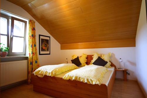 Katil atau katil-katil dalam bilik di Ferienhaus und Ferienwohnungen Holzapfel Geiersthal