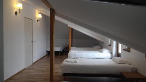 two beds in a room with an attic at Belegania Villa in Oarja