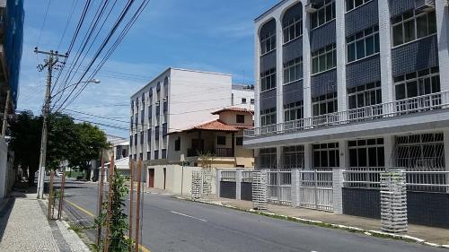 una calle de ciudad vacía con un edificio alto en Edifício Amélio Soares, en Cabo Frío