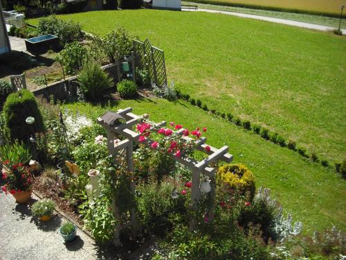 Taman di luar Ferienhaus und Ferienwohnungen Holzapfel Geiersthal