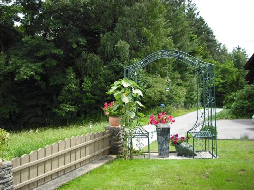 Taman di luar Ferienhaus und Ferienwohnungen Holzapfel Geiersthal