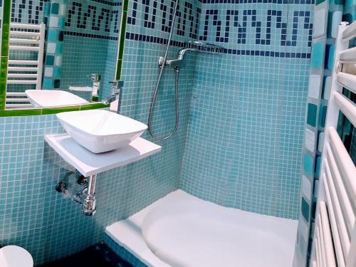 マドリードにあるI ❤ Madrid Centre! La Latina - Plaza Mayorの青いタイル張りのバスルーム(シンク、シャワー付)