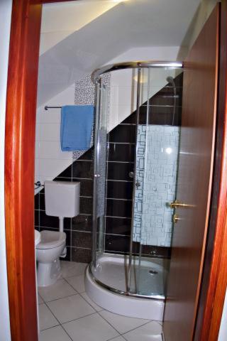 Bilik mandi di Apartmani Slavica