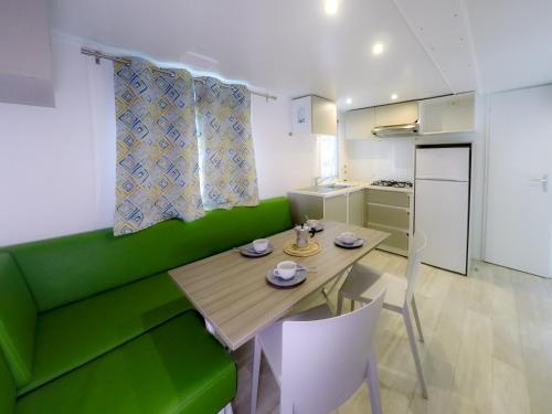 Una cocina o cocineta en Giannella Camping