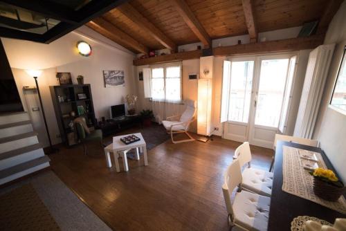 a living room with a couch and a table at Maison Di Gugli in Brandizzo