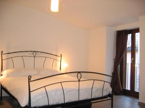 ランチャーノにあるCasa Lanciano Vecchiaのベッドルーム(ベッド1台、窓付)