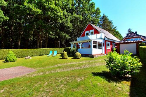 ゲーレン・レビンにあるFerienhaus FLOW DREAMの芝生の小さな赤白家屋