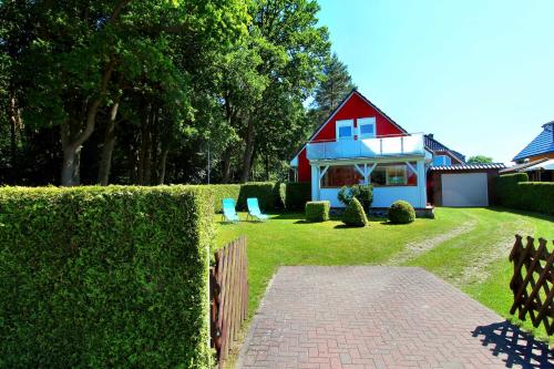ゲーレン・レビンにあるFerienhaus FLOW DREAMの庭の赤白家屋