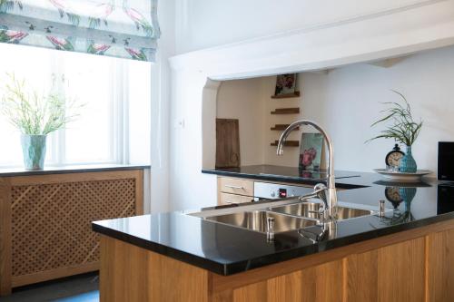 - une cuisine avec un évier et un comptoir dans l'établissement Residence Perseus, à Stockholm
