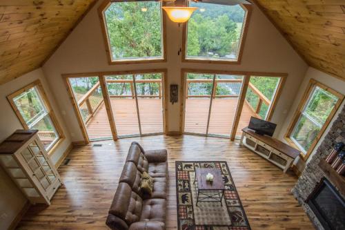 Ruang duduk di Tree Top cabin on the Shenandoah River