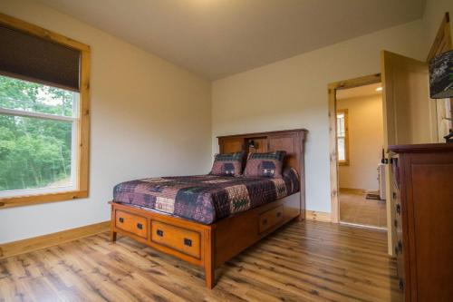 Katil atau katil-katil dalam bilik di Tree Top cabin on the Shenandoah River