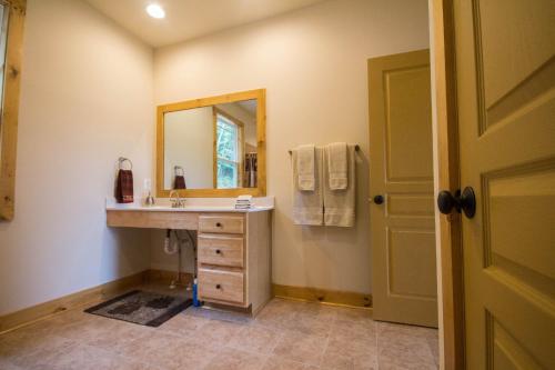Bilik mandi di Tree Top cabin on the Shenandoah River