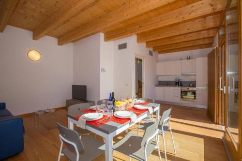 a dining room with a table and chairs in a room at Paradiso del lago in Bellano