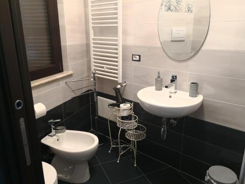 Koupelna v ubytování B&B LA CASA DI GIORGIA DI PELLICANO' FRANCESCA