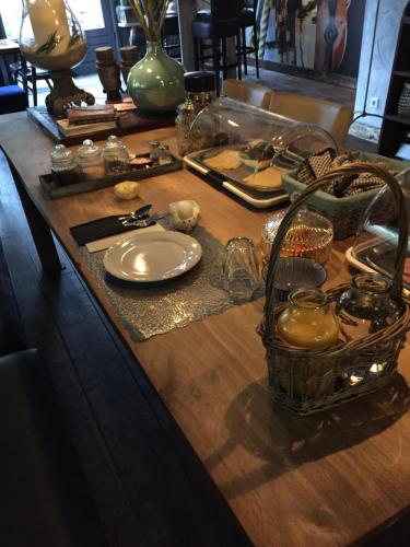 a table with a plate and a basket on it at Het Huis van de Wadden in Den Oever
