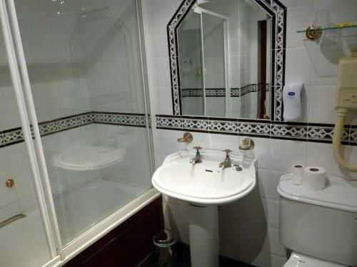 Et badeværelse på Russell Court Hotel