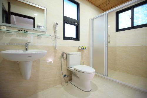 a bathroom with a toilet and a sink and a shower at 三匠獨棟庭園別墅 1歡唱烤肉打牌 -僅包棟 2聰明包棟-依人數提供床位及房間數 3寵物友善 4近夜市 in Jian
