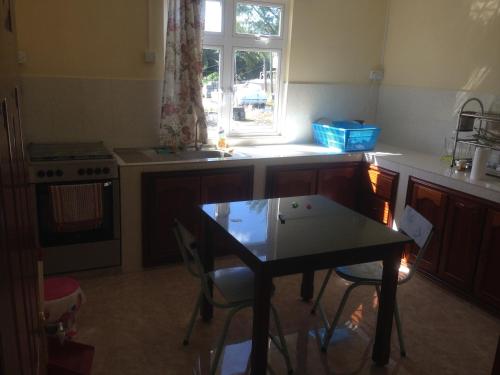Cuisine ou kitchenette dans l'établissement Vue sur mer