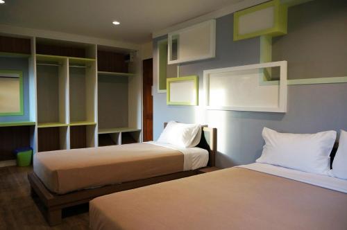 two beds in a room with two at Samsen Sam Place in Bangkok