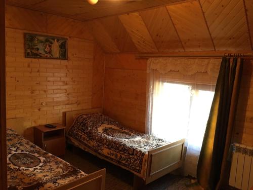 Tempat tidur dalam kamar di ГОСТИННИЙ ДІМ ЛЕЛИЧ