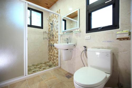 a bathroom with a toilet and a sink and a shower at 三匠獨棟庭園別墅 1烤肉打牌 2聰明包棟-依人數提供床位及房間數 3寵物友善 4近夜市 in Jian