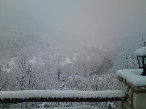 a view of a valley covered in snow at Rizoma Guesthouse in Mikrón Khoríon