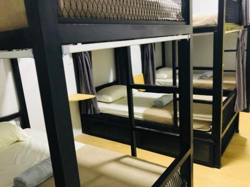 Кровать или кровати в номере The Good Travelers Hostel - KL Airport