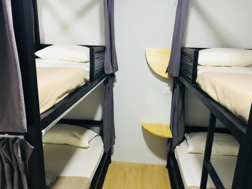 Двухъярусная кровать или двухъярусные кровати в номере The Good Travelers Hostel - KL Airport