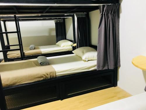 Кровать или кровати в номере The Good Travelers Hostel - KL Airport