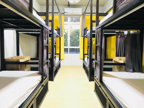 Кровать или кровати в номере The Good Travelers Hostel - KL Airport