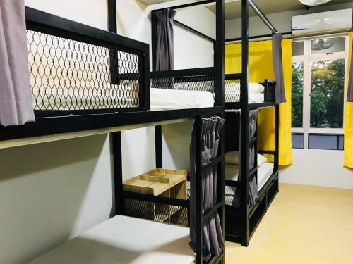Katil dua tingkat atau katil-katil dua tingkat dalam bilik di The Good Travelers Hostel - KL Airport