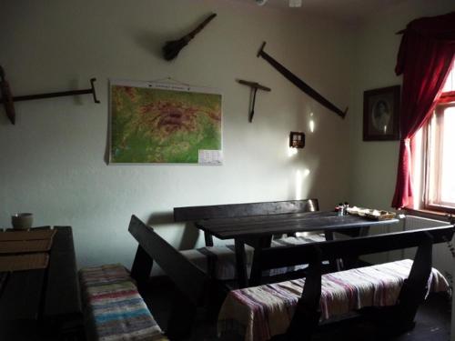 リプトフスキー・ミクラーシュにあるMikulas Guest Houseのダイニングルーム(木製テーブル、椅子付)