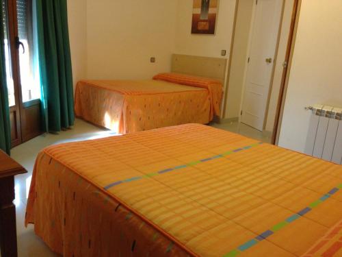 Ένα ή περισσότερα κρεβάτια σε δωμάτιο στο Hostal Cervantes