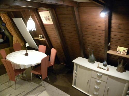 una sala da pranzo con tavolo e sedie in una stanza di Ferienhaus Sommerland Auszeithütte a Freyung
