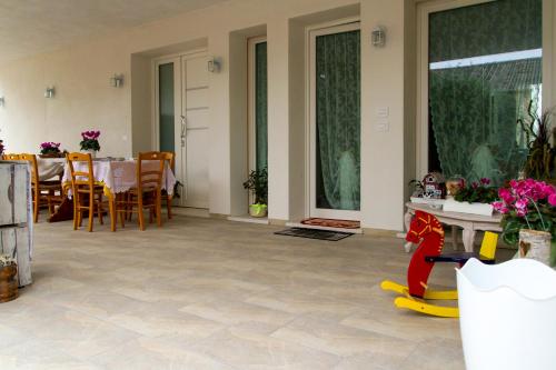 ein Wohnzimmer mit einem Tisch und einem Esszimmer in der Unterkunft B&B La Rinascita in Ponzano Veneto