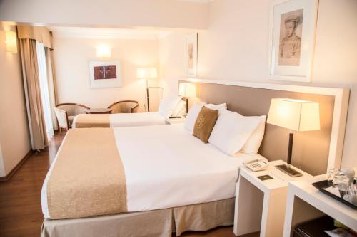 Un pat sau paturi într-o cameră la Huentala Hotel