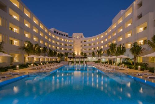 A piscina localizada em Izla Beach Front Hotel ou nos arredores